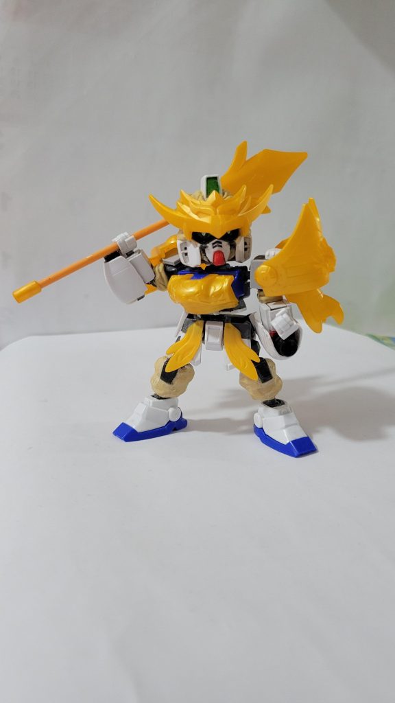 ミリタリーパンツの形を作るために、足に混合中詰め土を使用します