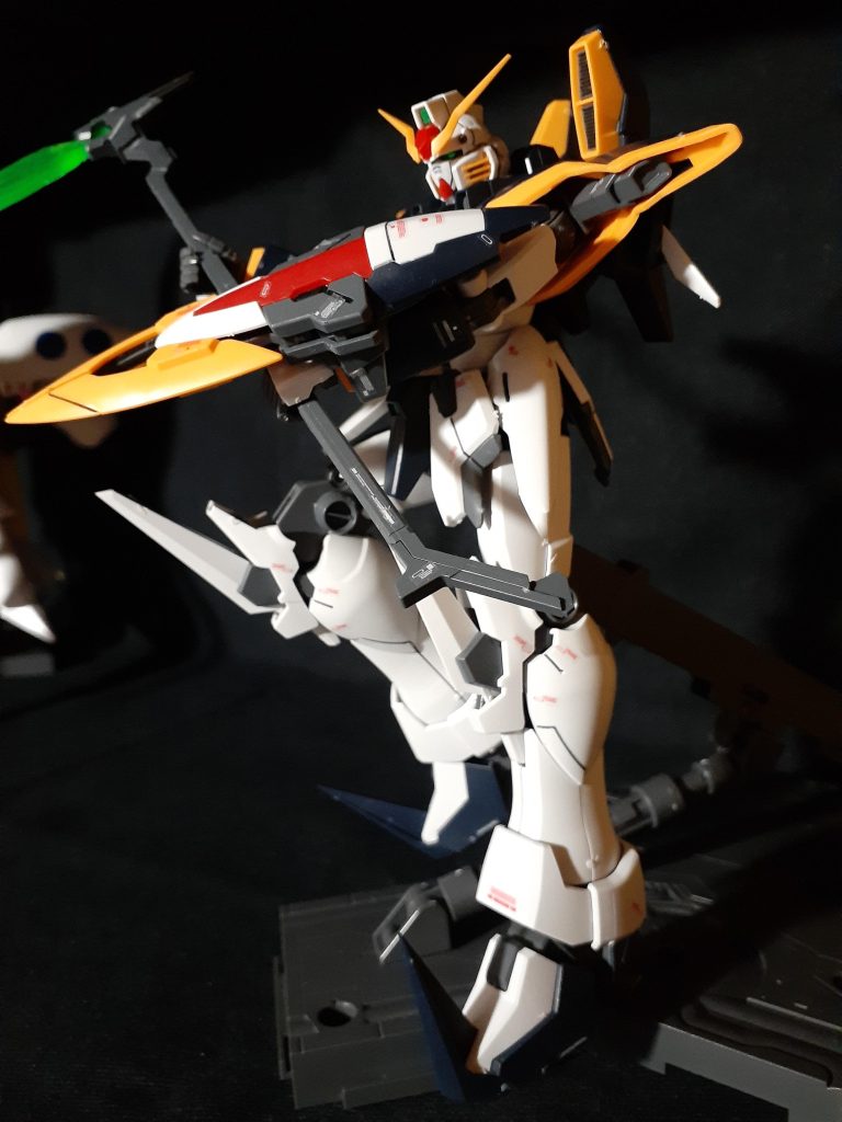 アクションベース2を使ってビームサイズを構えさせてみました。武装は少ないながらもインパクトがあり、機体の特徴を際立てている感じがします。