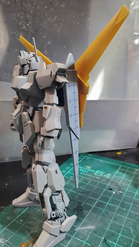 翼を背中につけたのですが、サイドが寂しくなったので、プラバンで、細い翼っぽいものをつけました。