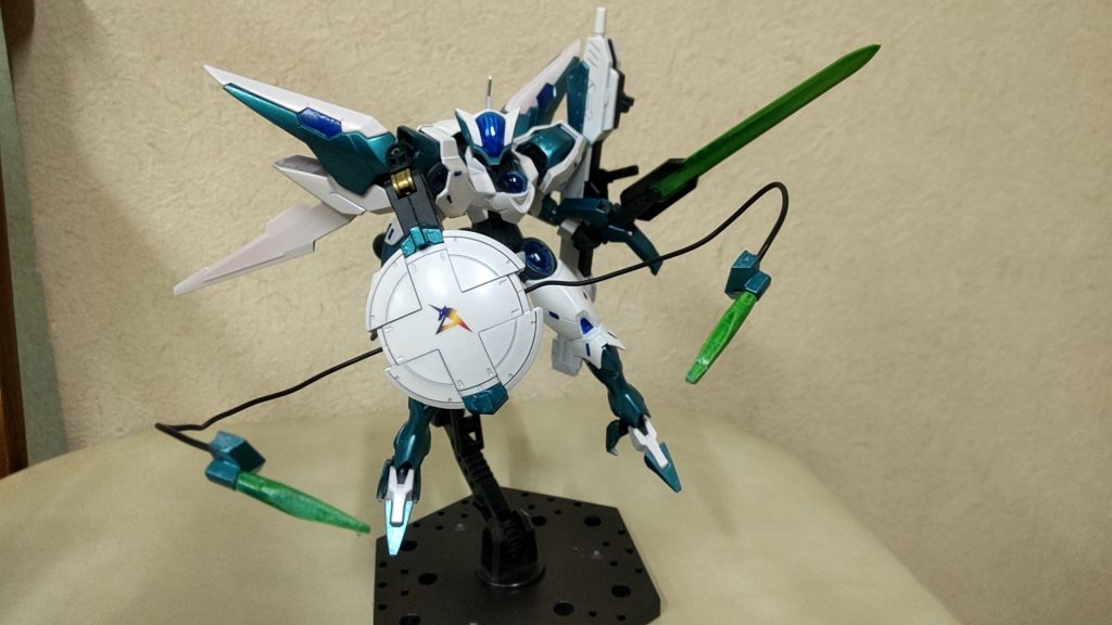 ビームファングを備えたシールド。右肩にサブアームで接続されている。ジークルーネのシールドにビームサーベルを短くしたものをくっつけただけです。