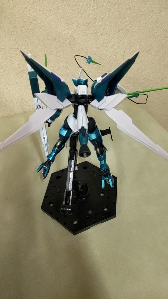 バックパックはアメエクのを取り付けました。背面のブースターはベギルペンデのアンチドートの先端をバーニアに変えました。関節の一部に金色をいれるの好きです。