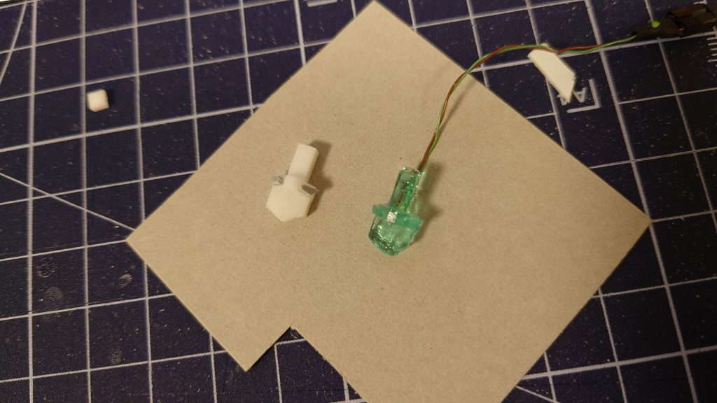 頭部は一旦プラ板でスクラッチしたものをレジンで複製してクリアパーツ化。硬化前にLEDを入れて内蔵してます🙄