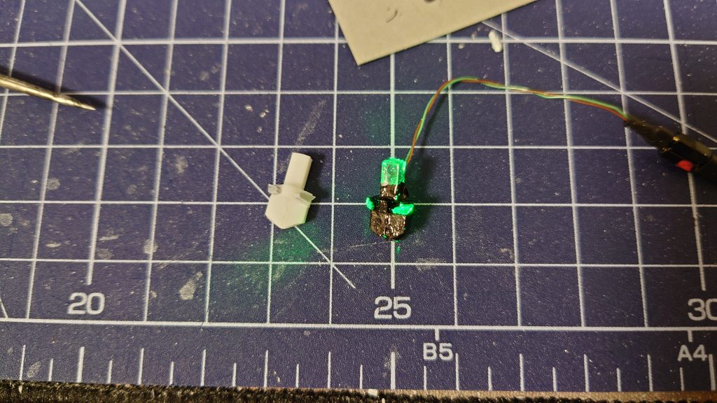 黒で塗り潰してメインカメラとツインアイ💪