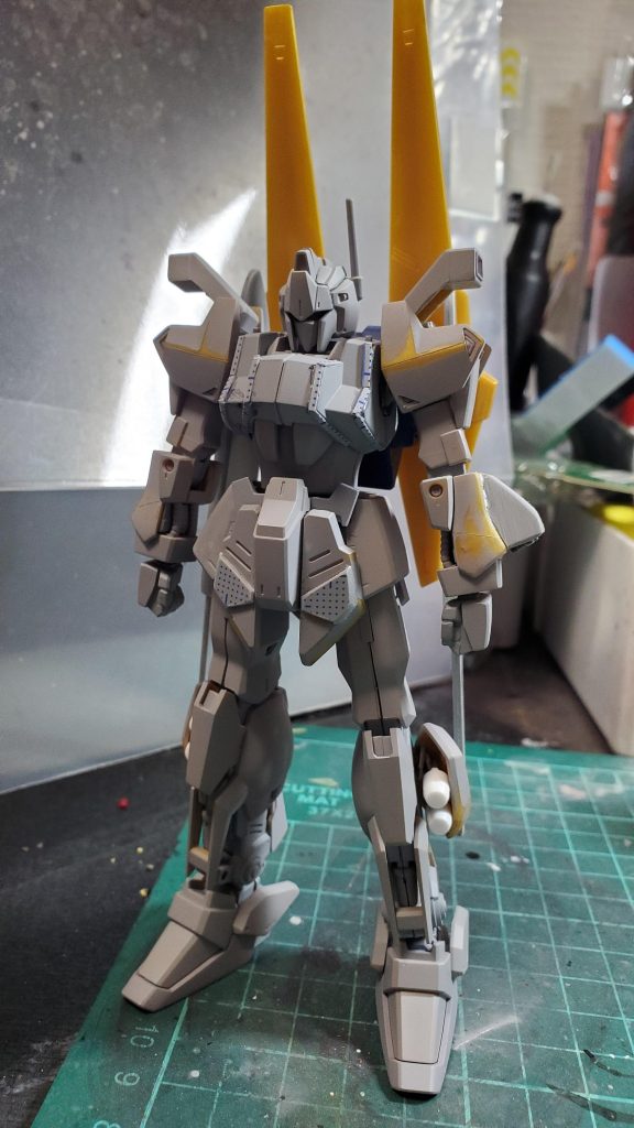 なんやかんや、脚にミサイル追加したり、プラバンで適当にディテールUPしたりしてます。肩パットも浮かせました。けど、ここは閉じてた方がかっこよかったかなと反省。