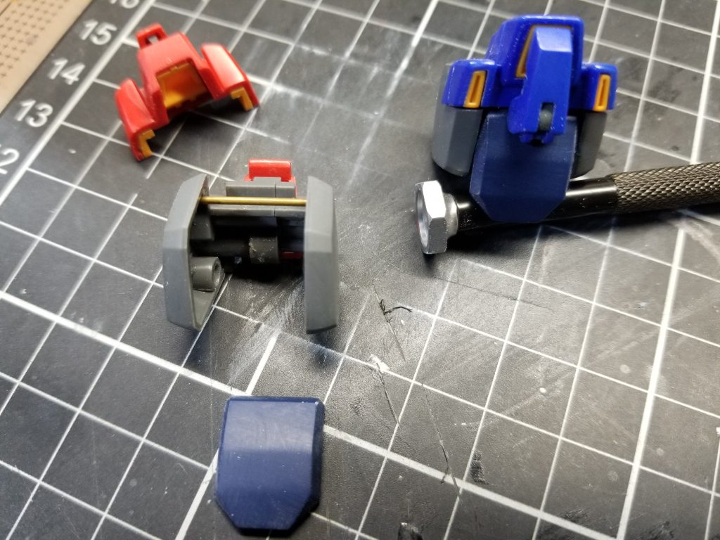 肩パーツの一部にもジムクゥエルのパーツを流用して、真鍮棒を使って可動出来るようにしています。