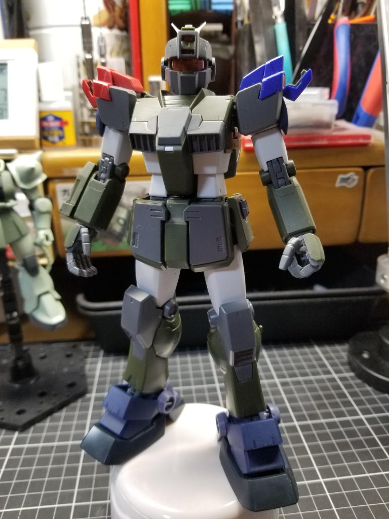 仮組み段階です。肩パーツはおわかりの通りガンダム4号機、5号機のものを。何で赤と青かって?一個ずつしかジャンクになかったんです(笑)脚部はジムクゥエルの物を流用しました。