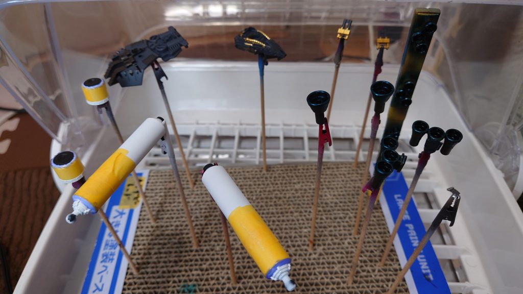 プロペラントタンク、バーニアの焼け、金銀の塗り分けです。使用塗料はバーニア『白サフ、フラットブラック』、バーニア『スターブライトアイアン、クリアブルー』、金銀『4アーティストマーカー』