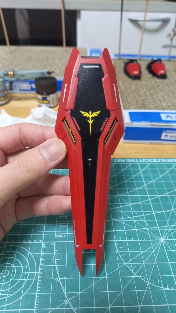 カラーリングはサザビーのシールドを参考にしています。