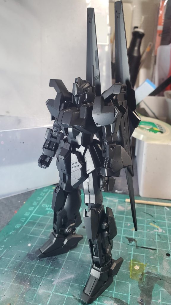 そして、水性サフの黒を吹きました。これはこれで、感動ものです。