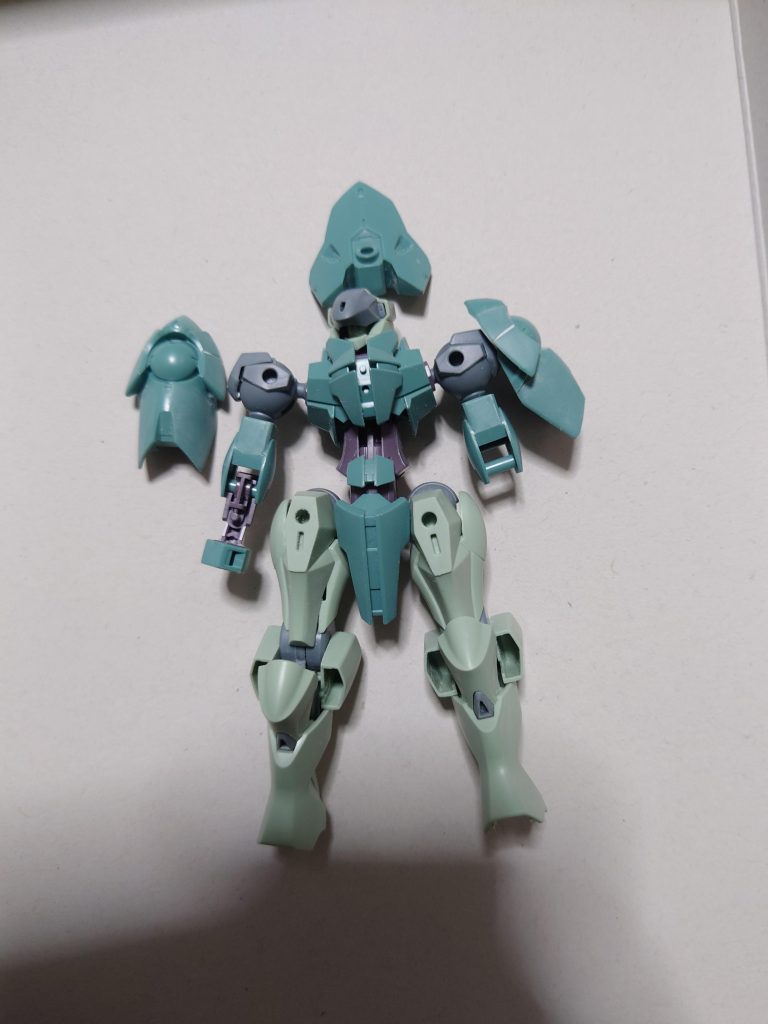 ハインドリーの太ももパーツを肩に…という案も。こちらは没へ。