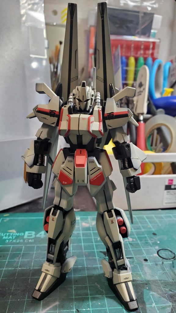 その後、赤は、モンザレッド、黒系は、黒鉄色、機体色は、白+サンドイエローにて塗装して、マクロスデカールを貼って仕上がりです。仕上がった当初は、なんか微妙だなぁと思ってたのですが、何度も見ていると味がでてきていがいといいんじゃない?と思ってきております。まぁ、百式がもともとかっこいいんですけどね!最後までご覧いただきありがとうございました!