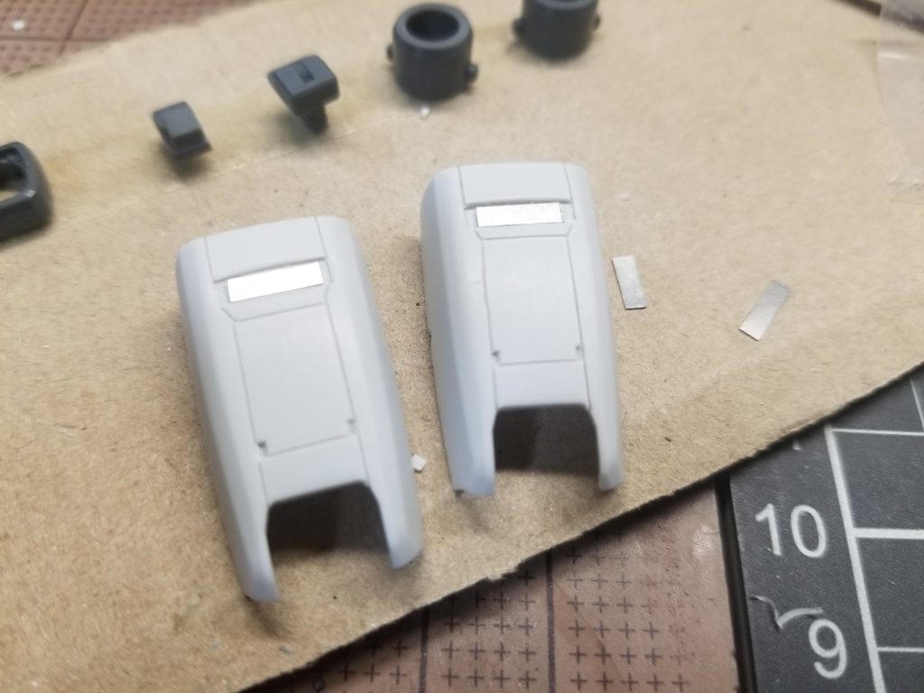 ここから少し制作工程を。メタルパーツは市販のものを使用しましたが、一部はスジ彫りガイドの余ったフレーム部分を適度な大きさ切って貼り付けています。使えるものは無駄なく使いますっ😆