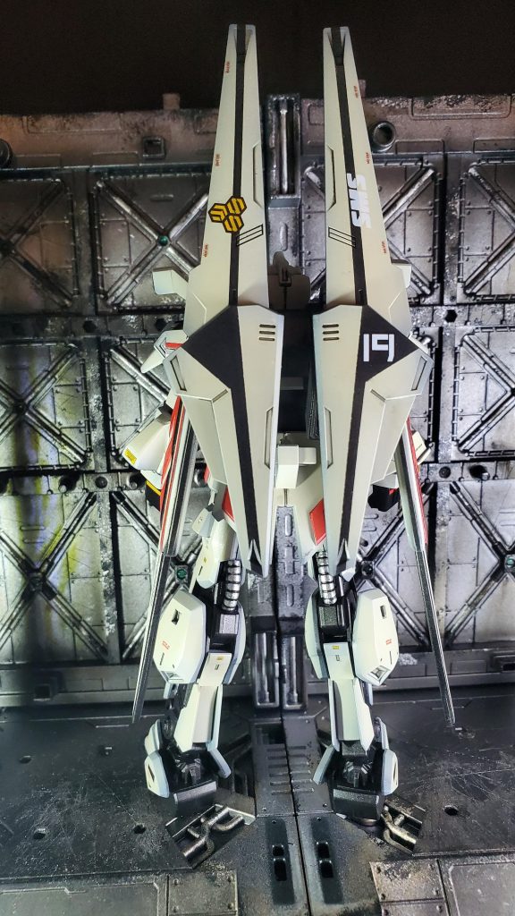 背面です。SMSデカールを貼ることで、イサムスペシャル感をUPさせております。その他デカールはマクロスプラモデル作成で余ったデカールを基本的に使用しております。黒ラインはファイターの翼のラインをイメージしました。