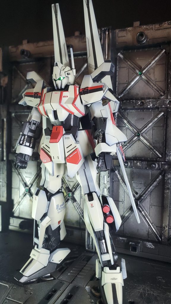 背中の翼を閉じた状態です。脚にミサイルを仕込むことで、ちょっとだけ、強そうな雰囲気を醸し出してます。