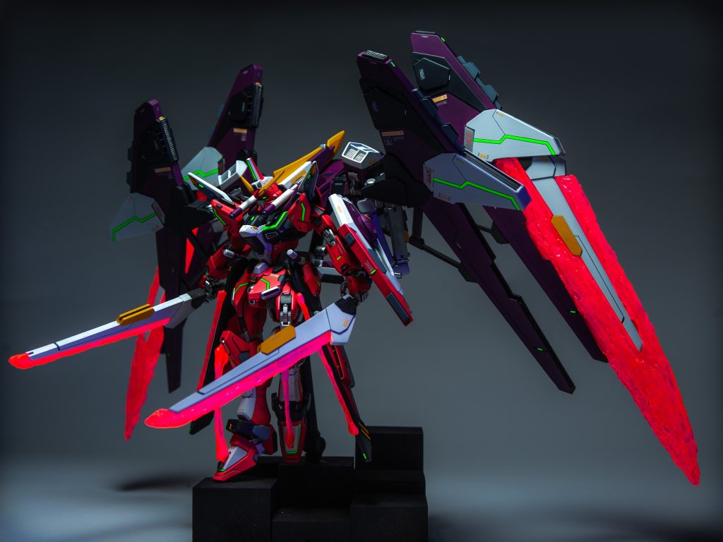 緑に光るラインはサイコフレームとかではなく、核エネルギーの出力を上げた際に発せられるチェレンコフ放射的なやつ(ゴジラの背びれや、ラピュタの飛行石の発光現象)です。