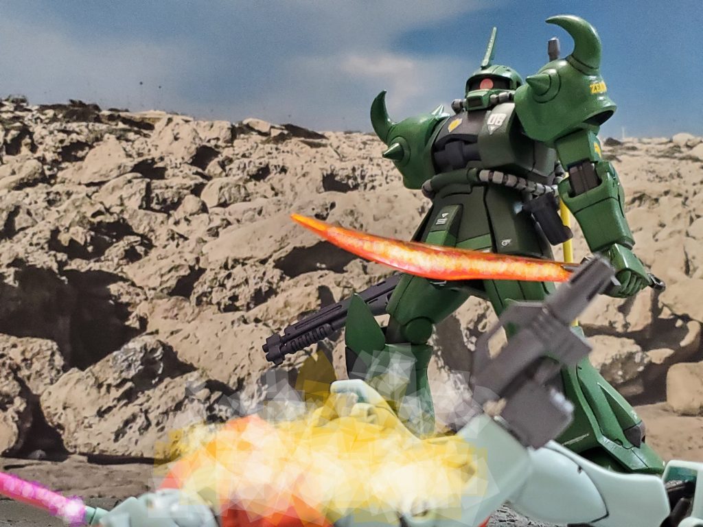 クルト・ブラッド少尉の所属する第22MS特務遊撃隊の隊長「モンゴルの銀狼」と呼ばれるエースパイロットが、北京エリア長城攻防戦において負傷😥部隊と愛機をブラッド少尉に託し戦線を離脱した💦操縦技術の高いブラッド少尉はエース用にチューンナップされたザク改を乗りこなし戦果を挙げていった…😎✨しかし、オデッサ陥落が予測された北京ジオン部隊は北米戦線へ後退を決定❗後退戦を繰り返しながら、キリー・ギャレット少佐率いるカリフォルニアベース部隊に合流~😊🎶