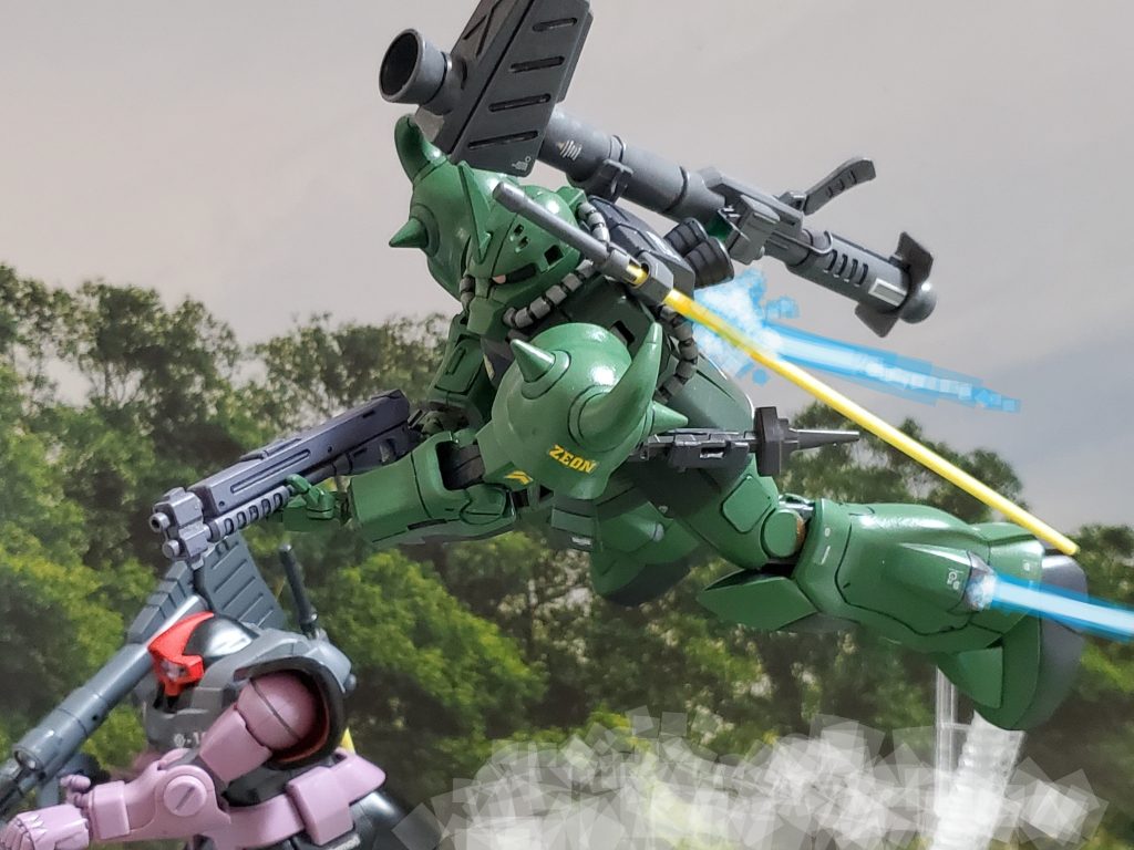 進攻する正面の連邦部隊をイアン・グレーデン中尉のエース部隊が担当~👍️ブラッド少尉はドムを中心とする高速機動部隊を率いて、後方の狙撃部隊を急襲する任務を遂行する👊✨森を走り抜け連邦後方部隊に接近する💥