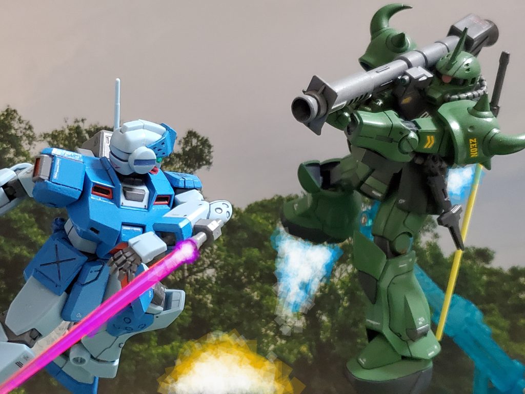 ジムの射撃をジャンプで回避するブラッド少尉のザク改❗そこを逃さず、左腕のビームトンファーで狙うジム💦