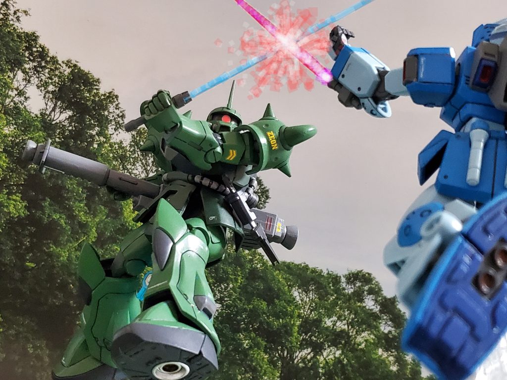 空中でヒート剣を抜き、受け止めるブラッド少尉のザク改✨やはり、噂のエース部隊は手強いようだ……😥💦