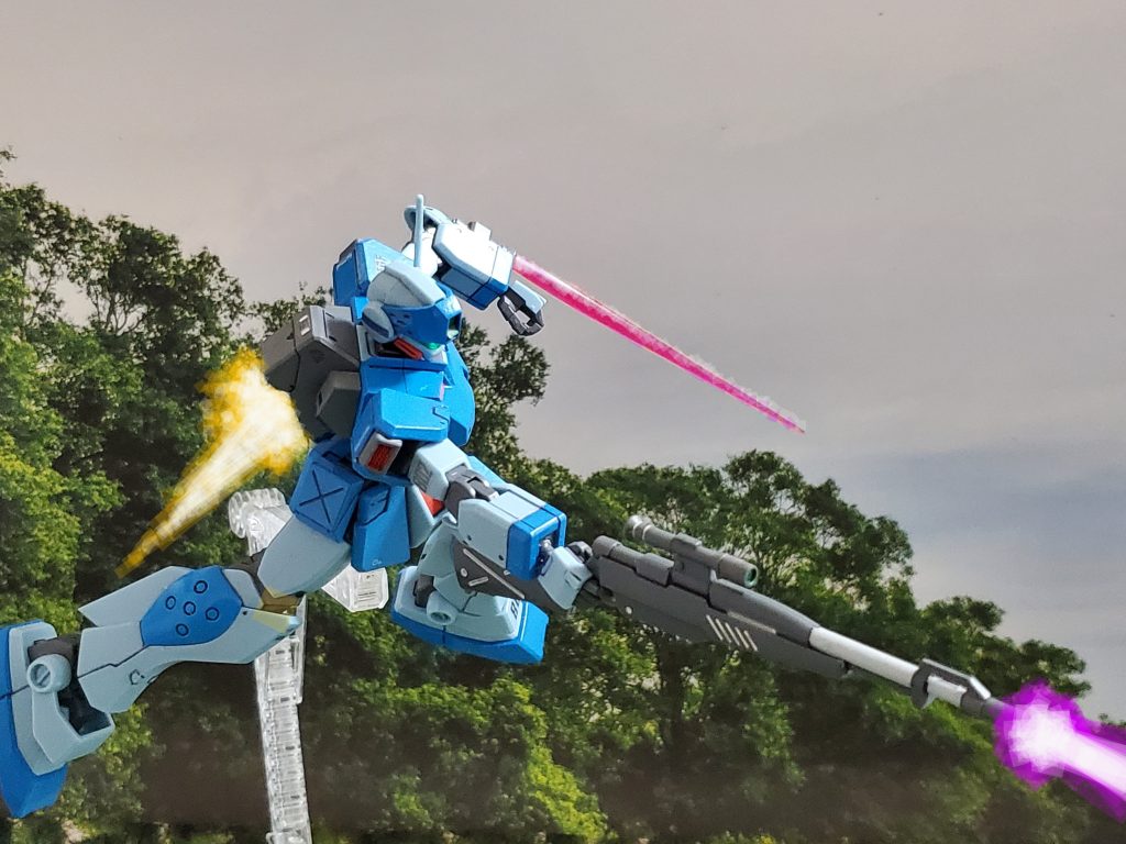 高速移動するザク改に、休む間を与えんとばかりに連続攻撃で攻めるジム💦