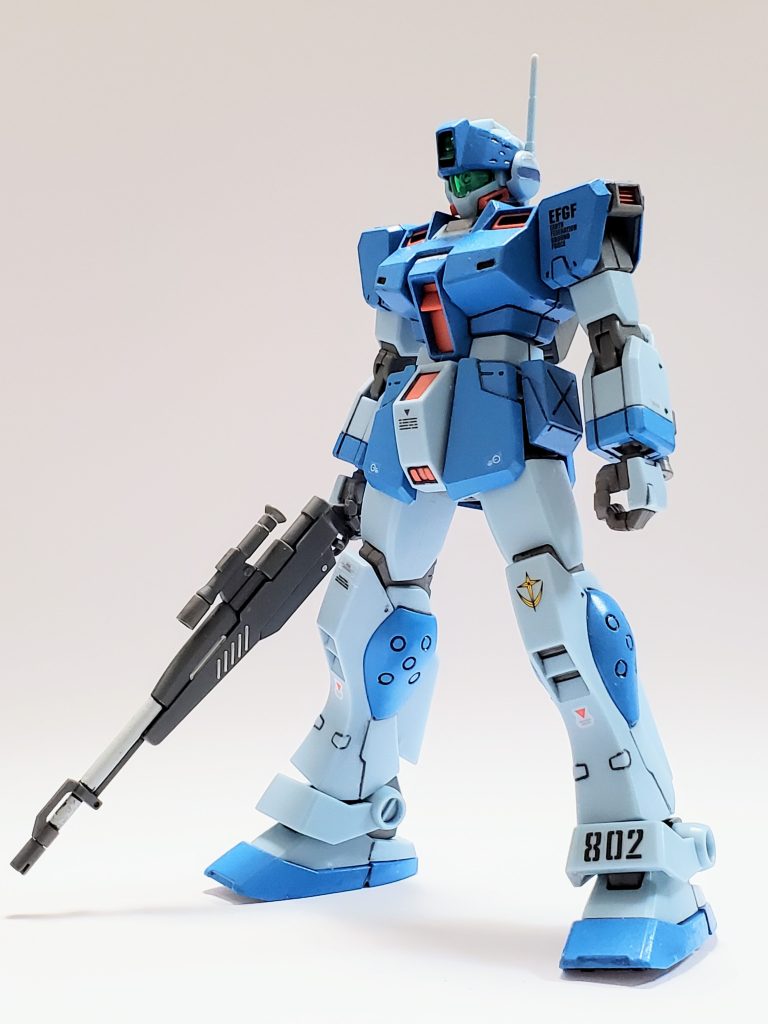 こちらは今回敵役を務めてくれたジム・スナイパーIIです✨予備パーツとして解体されていたのですが、復元してスカイブルーカラーに塗装しました~😊🎶前掛けが以前、ジムコマンドPタイプに使ってしまったので、残っていたEZ-SRのものを流用してます👍また、左腕はビームトンファー装備にしています😎✨