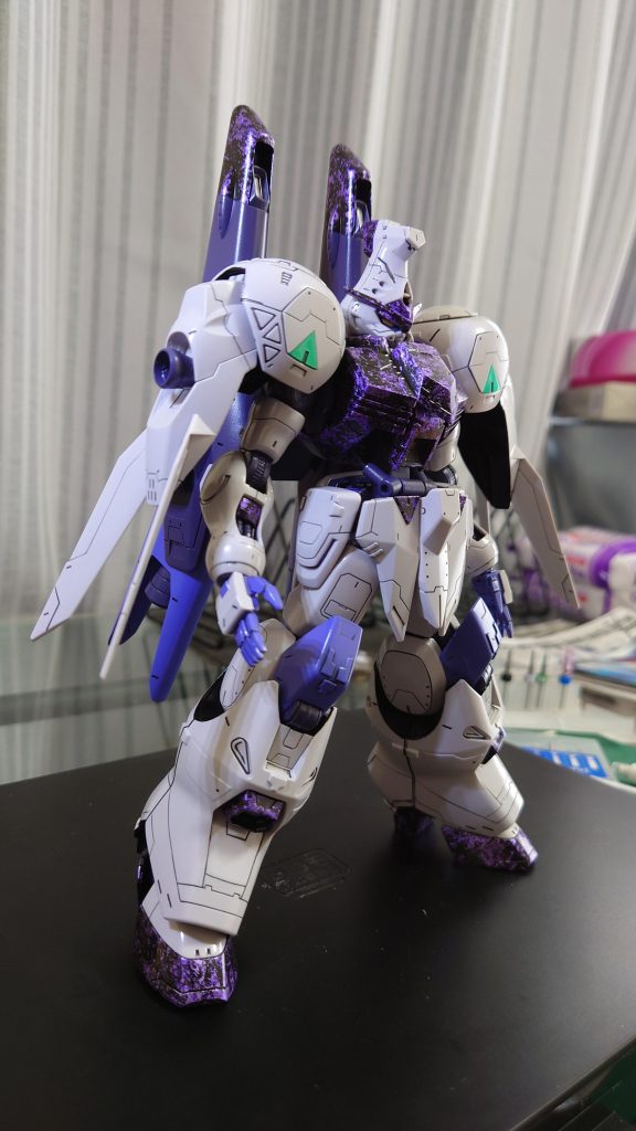 全体像です。装甲内側が白いと軽く見えたので、見える部分は黒で塗装しています。