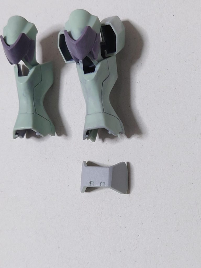 ザウォートの脚、物足りないと思いスジボリと、ハインドリーの脚パーツを小さくカットしたのを貼り付け。機体色ライトグレーメインでも良かったかと。