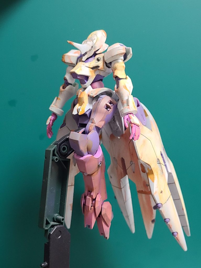 斜め横から見た写真になります。ファンネルの内側が白色なのは、こちらの方が締まりが良い感じがしたからです。