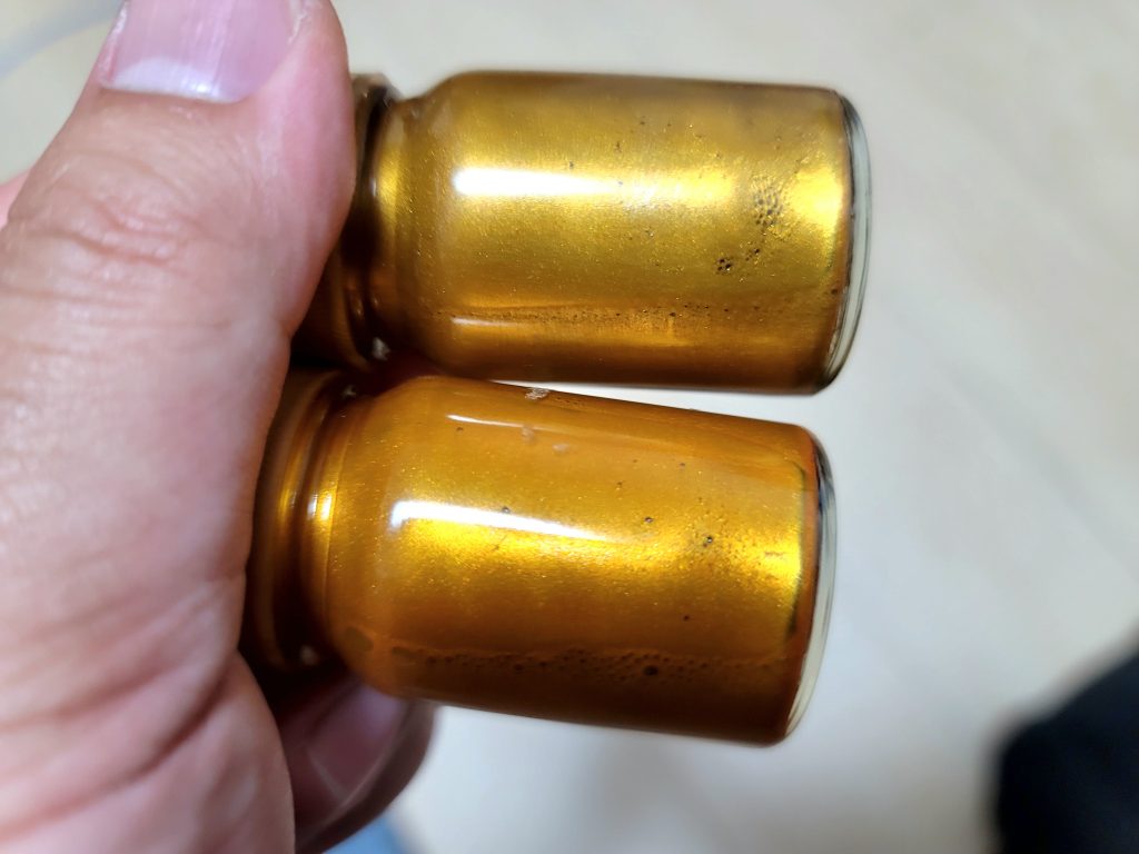 上が今回調色したゴールド。下が元のスターブライトゴールド。結構思ったとおりの上品なゴールドになりました