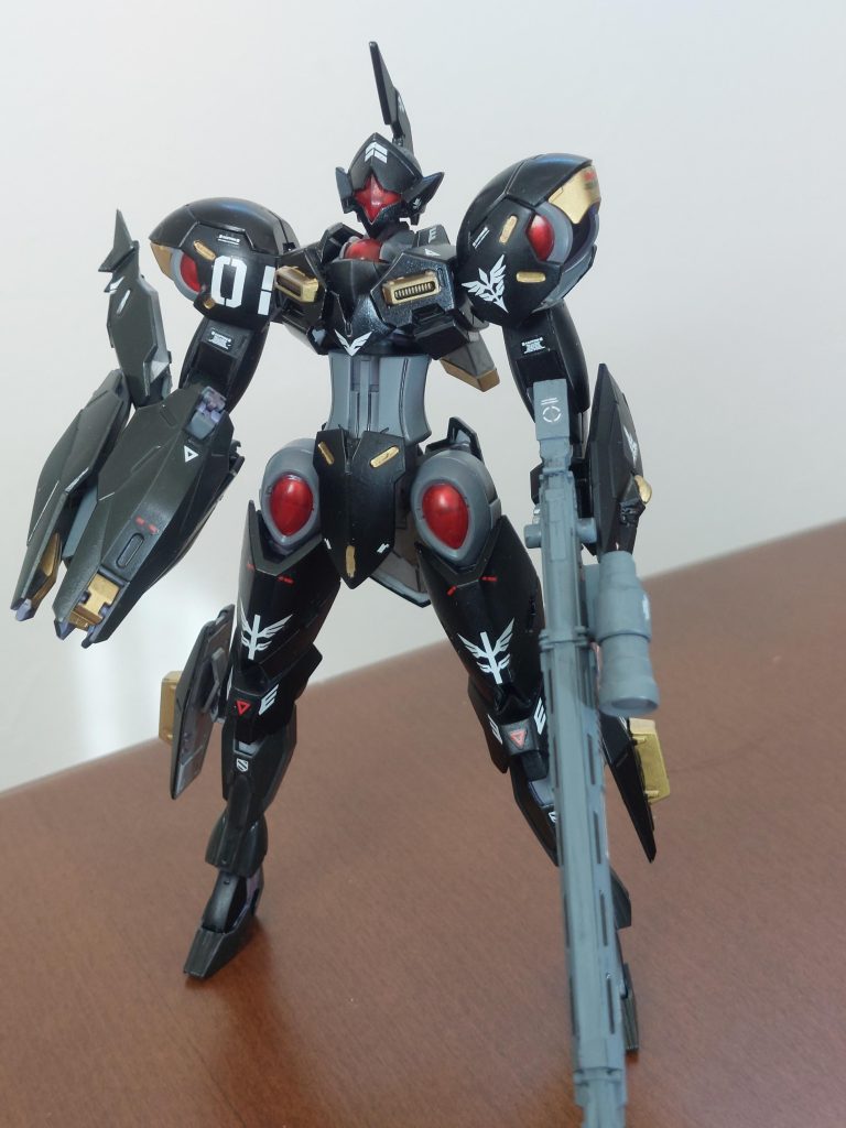 対艦ライフルはオリジンザクのものを流用。固定軸を切って、無理矢理持たせています。ギャンを想起させるこの見た目は、やはりジオン系のデカールも違和感ないですね。