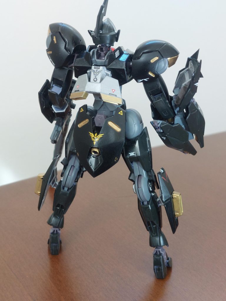 背部。Zバーニアを多用し、宇宙世紀らしい現実味を持たせているつもりです。また、アームドアーマー(ビーム・ブレイサー)の上の突起部分は、落とした時に綺麗に折れました。なので、2mmプラ板でジオンっぽくトゲトゲさせています。柔らかく、パーツが切りやすい代償ですかね...笑