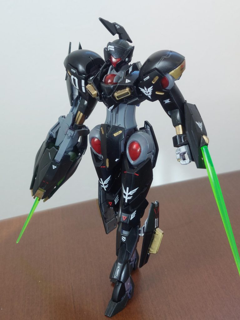 二刀流形態。足が細いのも相まって、ダブルオーのようなポージングもとても似合います。緑のビームエフェクトは、宇宙世紀にはちょっと違和感がありますね。ミノフスキー粒子の収束状態(だったはず)なので、やはり従来のピンクの方がよかったでしょうか。以下、ポージング集です↓