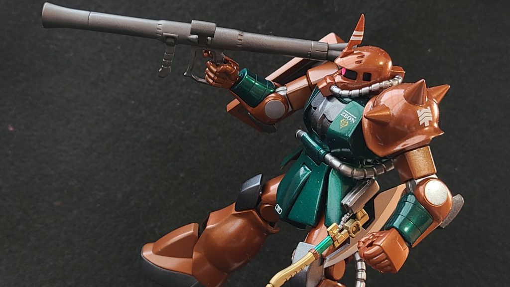 ザクバズーカやマシンガンも同じくメタルカラーダークアイアンで塗装しています。