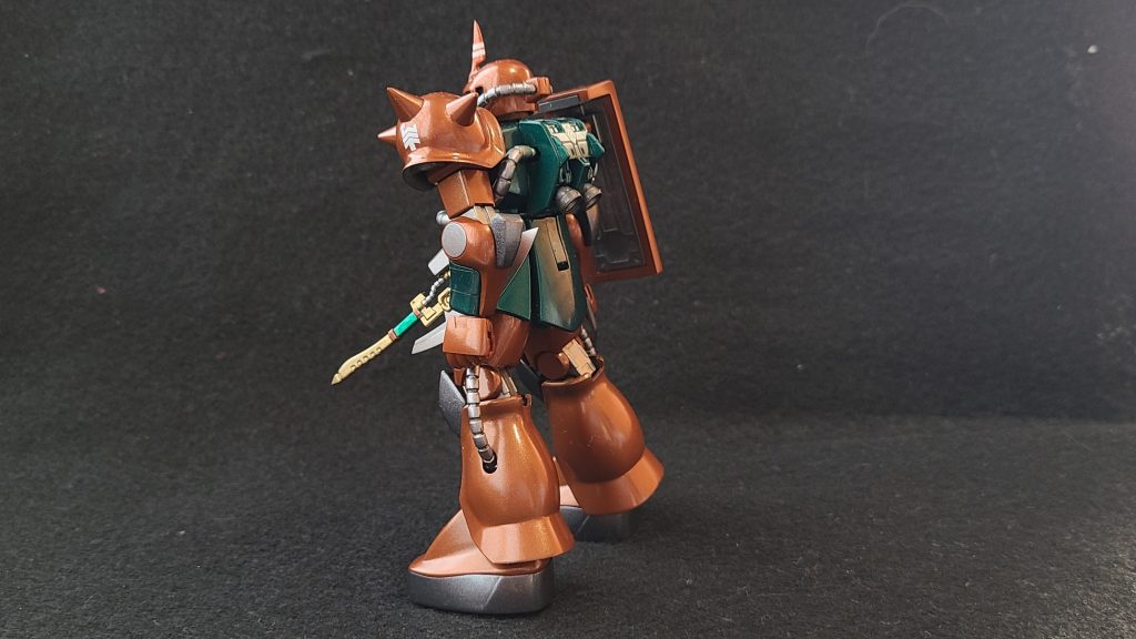 バックパックとボディー部分の動力パイプはFGザクのF型を使用。あとは以前アップしたザクシリーズ同様胸部幅増しやシールドの大型化、後ハメ加工を行っています。