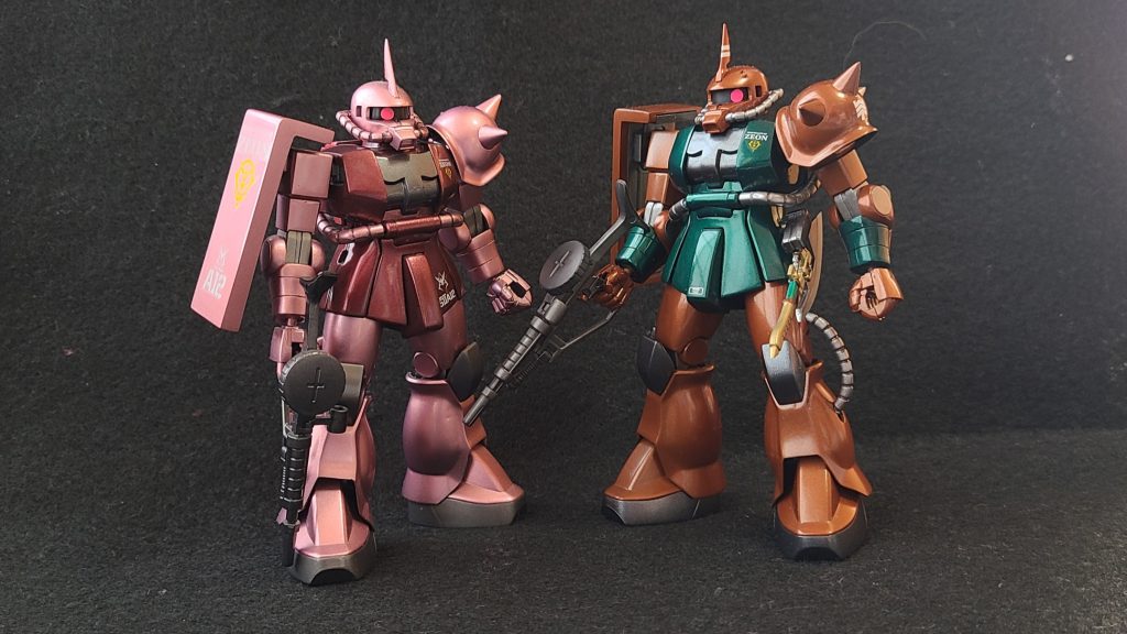 かつて親友と思っていた男、シャア・アズナブルと共に一枚。