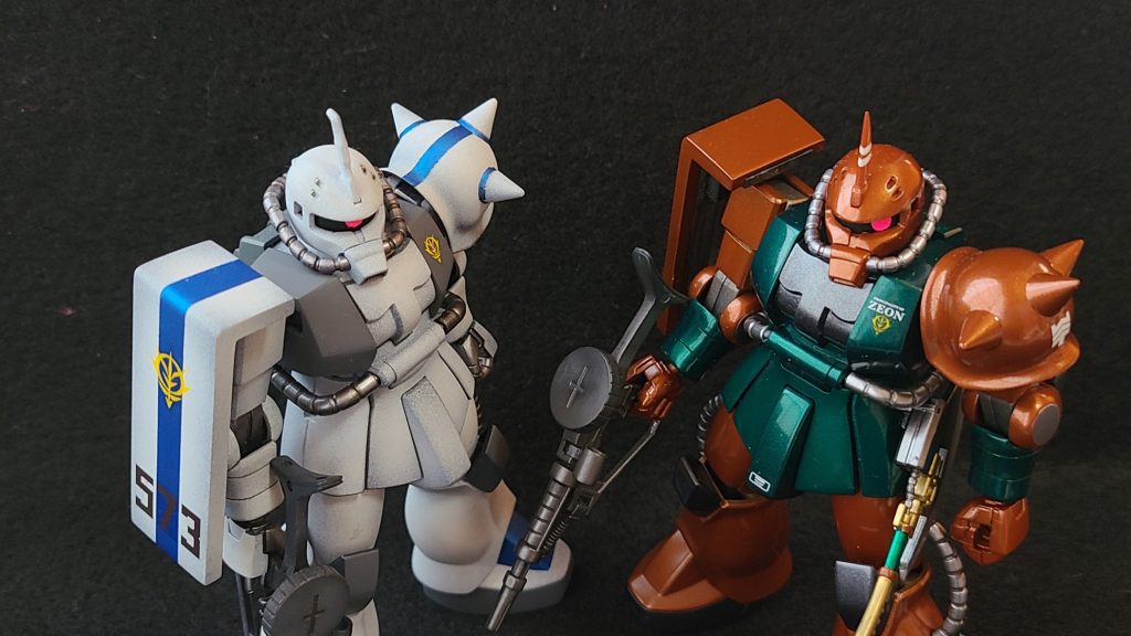 06S型と比べあまり評価が高くない(と感じているのは私だけでしょうか?)06FS型ですが、かつて見た書籍に書いてあった説明がとても気に入っていまして・・・宇宙世紀と言えどMSは多くの部品から構成される工業製品でありその出来には差が生じる。製造されたF型の中で俗にアタリと呼ばれる素性の良い機体をベースに、パイロットの好みや特製に合わせたチューニングを行い、頭部に機関砲を装備したのがFS型である。要約するとこんな感じなのですが、家柄の良いパイロットに貸与され式典に使われるお飾り・・・これはちょっと残念な評価ですよね。ガルマ専用機、いざ作ってみたら配色も含め結構恰好良い機体なのだと感じました。最後までお付き合い頂きまして有難うございます。