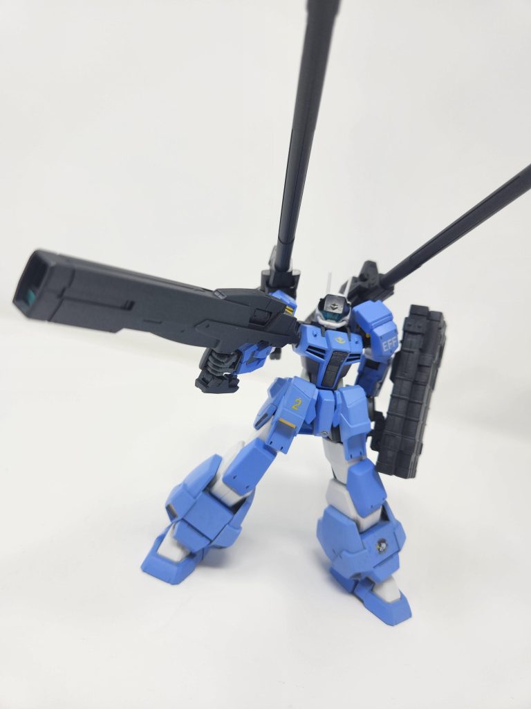 Can use both mega beam rifle and missile launcher at the same time along with its cannon for long term battles.