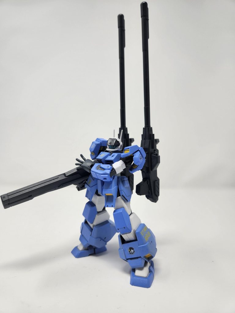 It also can equip with a mega beam rifle for heavy damage output.