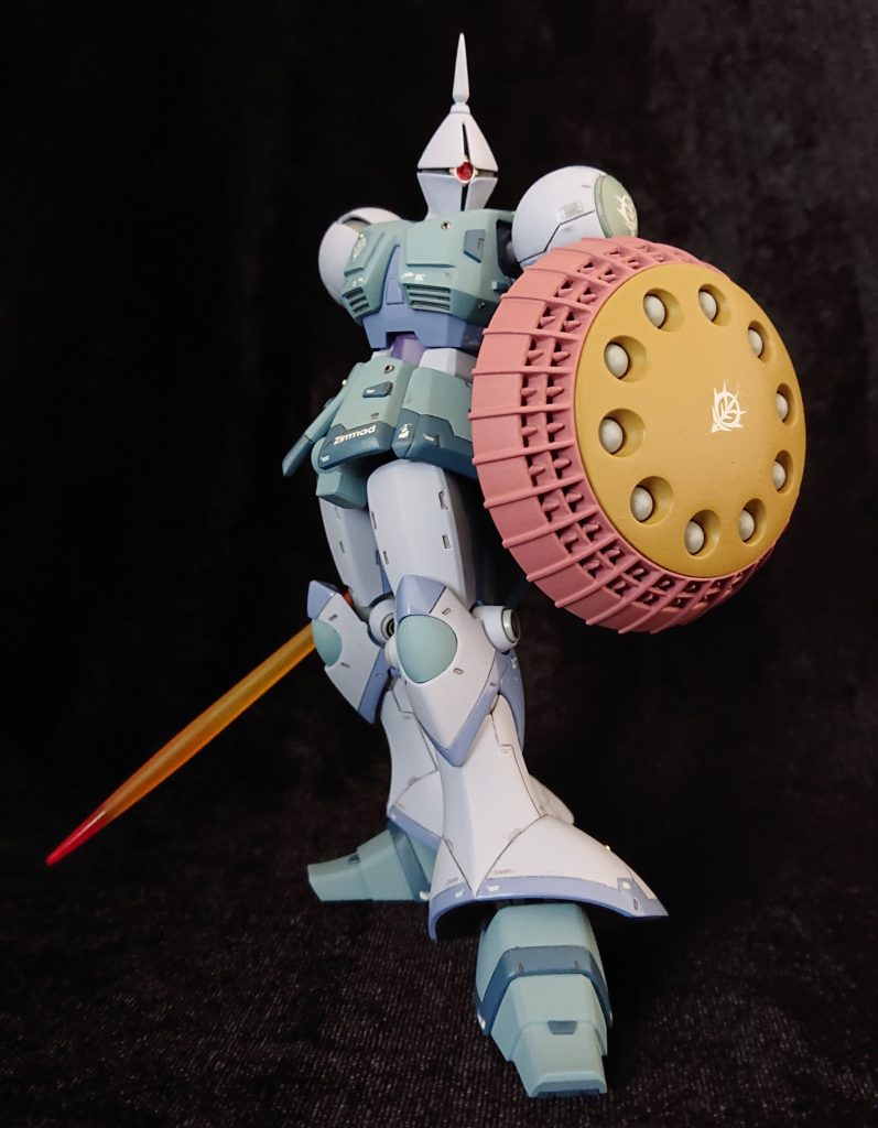 ギャンの顔はモノアイを大きく、いつもは目のスリットを細くするところをあえて、削り込み、hアイズを赤にして目力をUP。何もいじらなくとも、さすがリヴァイブスタイル抜群。ディテールアップだけしました。相変わらずの筆塗り全塗装。