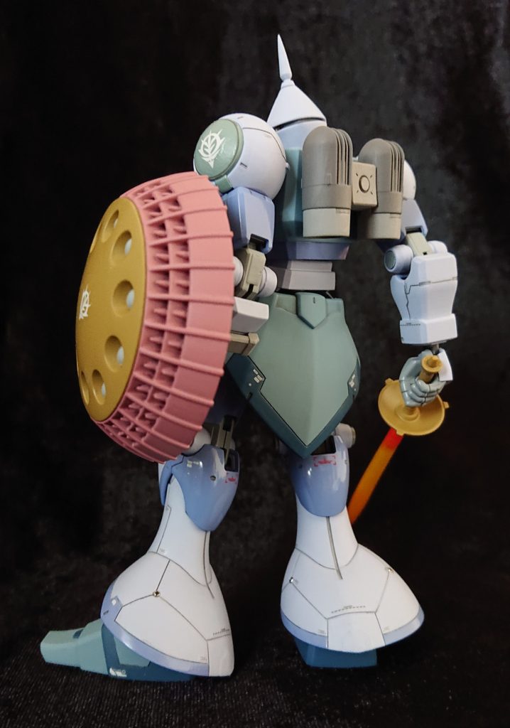 いつもは多く貼ってしまうデカールも控え目。ジオン公国軍に属する兵器開発メーカーツィマッド社がゲルググと次期主力量産機の座を争う競作機で、結局はマ・クベのイメージしかない。