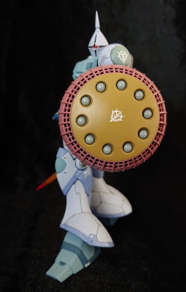 ハイド・ボンブとニードル・ミサイルを内装する円形の専用シールド「ギャンシールド」が上手に塗れて一安心。