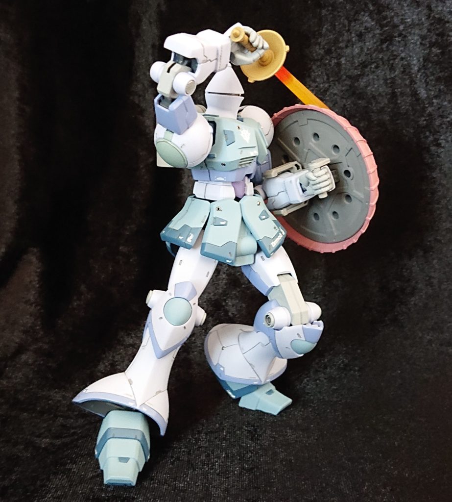 筆塗りなんで、サーベルは全体的にヤスって、混ぜないクリアカラーにドボン、そっと引き抜き、乾燥。悪くはない感じに出来ました😅