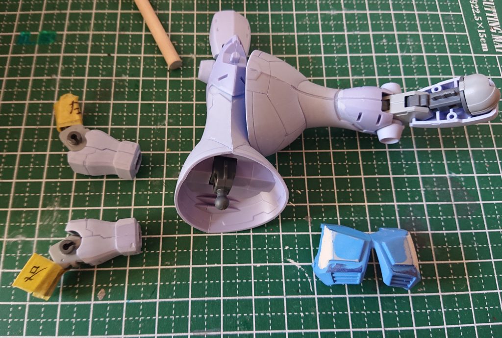 分かりづらい写真ですが、後ハメ加工は苦手なので、スジ彫り、塗装して、合わせ目消し、ヤスって塗装が取れた部分を再塗装。また、写真右下ですが、紺色の部分は最初に水色で塗装しましたが、違和感バリバリでしたので変更。プラ板貼ったところは隙間をパテで整え、丁寧に手を入れました😊 最後までご覧頂きありがとうございました。