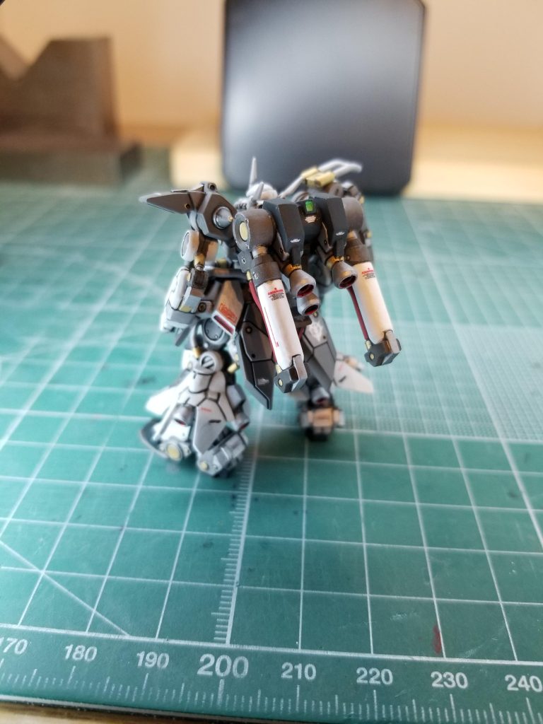 デカールも30箇所ぐらい貼りました。塗り分けも細かくしたかったので腕と足は後はめ加工しています。