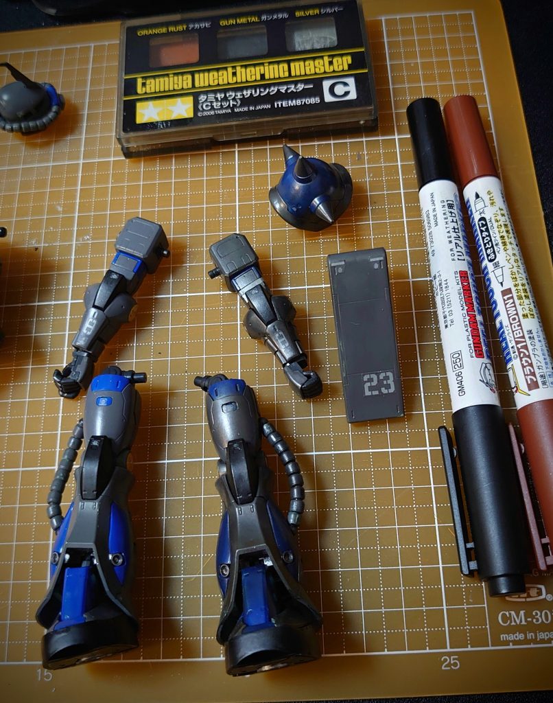 仕上げは、リアルタッチマーカーで全体を塗って、なんちゃってスミ入れ。その後に、ウェザリングマスターのガンメタルと赤サビをグリグリ塗り込んでます。写真右側が、塗り込み状態です。誰もそんな風にしないみたいですね（汗）