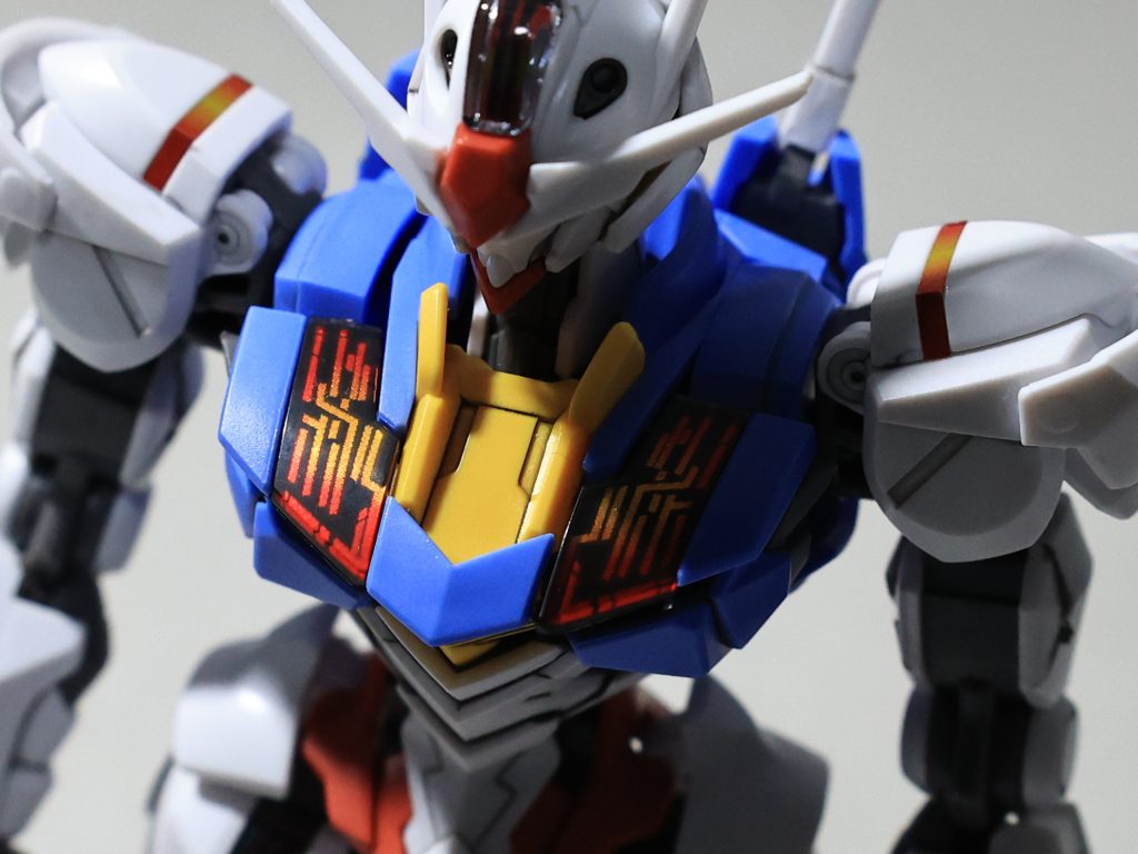 これが噂のインモールド成形というやつか!発色がとても良く光を当てるとキラキラしてます!