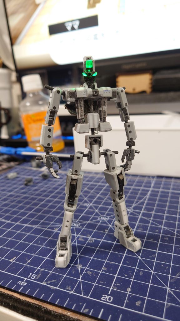 太ももはパーツの構成上塗装してから周りを作りました。塗装は練習も兼ねて筆塗りです。