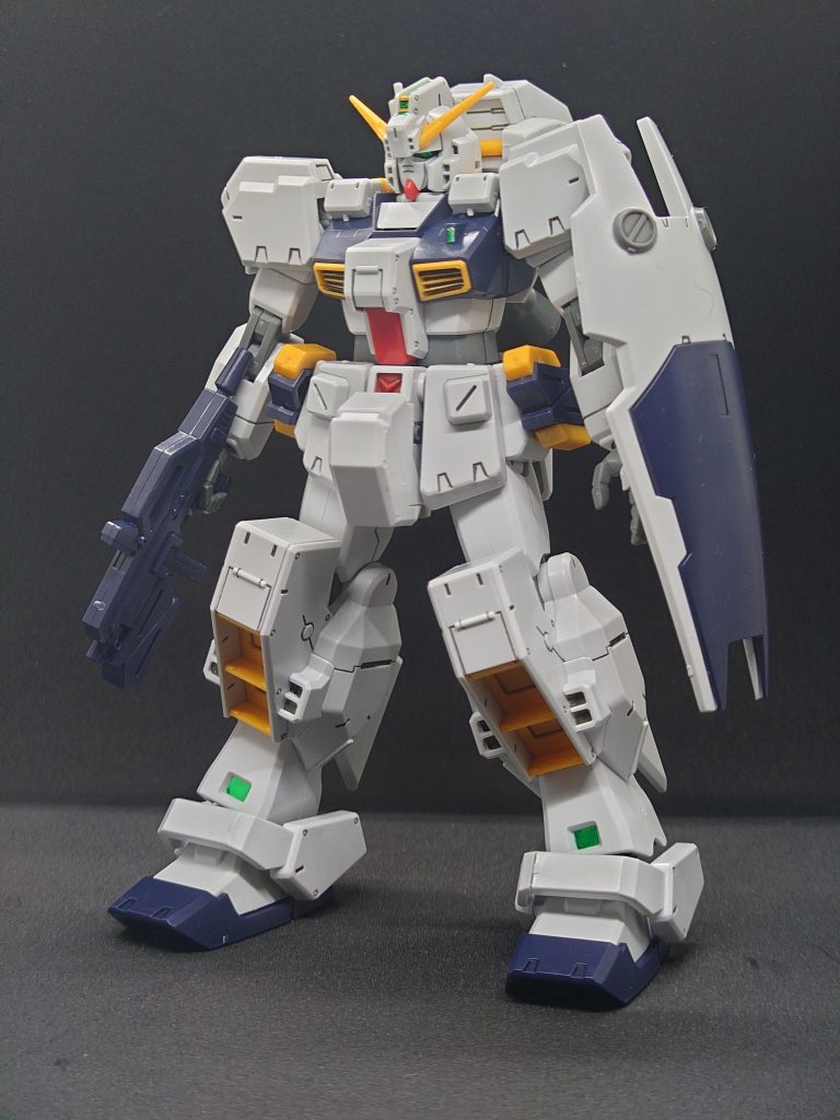 ビームライフルとシールドを装備させた姿。これだけでも様になりますね。個人的にヘイズル系MSの魅力はその拡張性の高さにあると思っていますが、やはり素のデザインの良さが私を狂わせたのかなと思います。