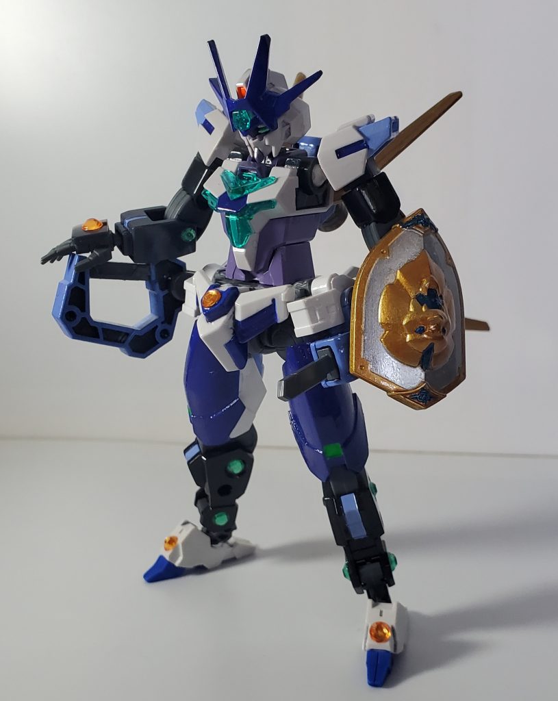 フロントコアガンダムIIをベースに30MMパーツを追加しました。腰には右に「雷牙呀ブレイド」、左に「ショートブレイド」を装備しています。