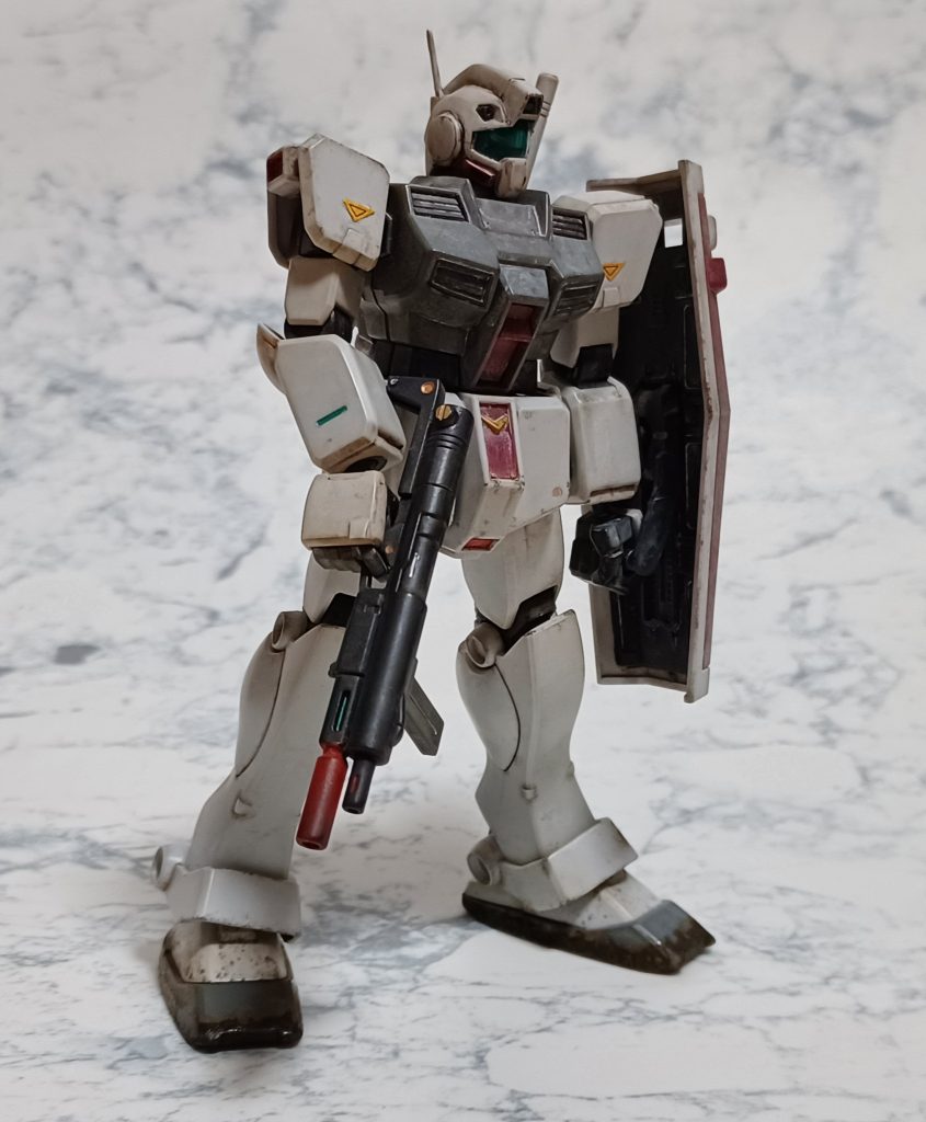 先ずは、合わせ目消しと部分塗装を済ませてから雪上戦闘をイメージしてお楽しみのウェザリングタイム♪今回はシールドの凍結や機体にうっすらと積もる雪もあったら面白いだろうなと考えながら製作してみたけど…。どうかな……？